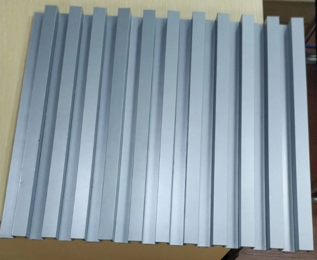 灰色锥芯三维复合瓦楞板刨槽折弯成长城铝板