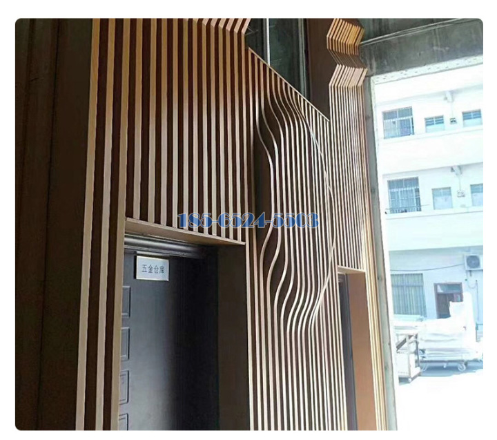 电梯间墙面木纹铝方通