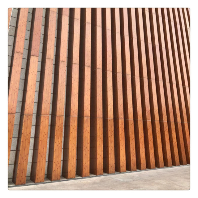 木纹色立式铝格栅外墙方通