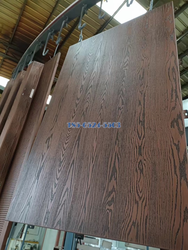 4D腐蚀木纹铝板正在生产线上