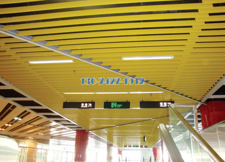 香港地铁站型材铝方通斜装造型
