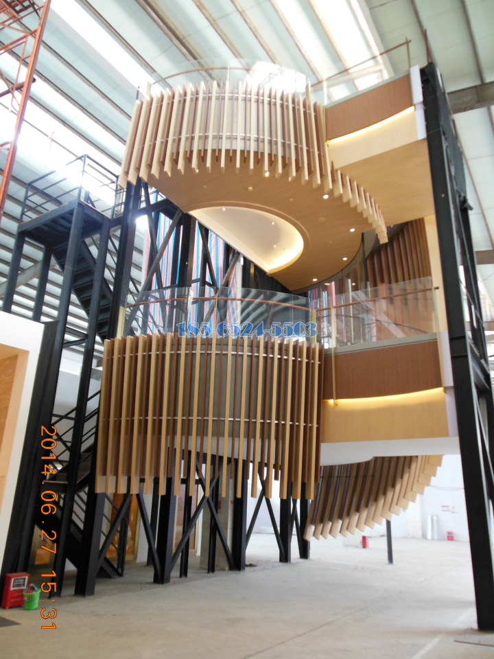 弧形造型铝方通围绕楼梯造型