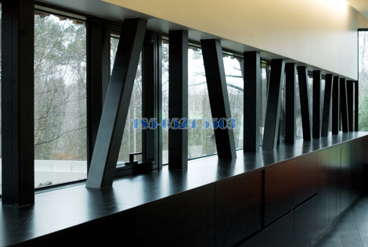 爱沙尼亚住宅室内走廊造型黑色铝质格栅