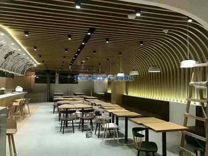 餐厅弧形铝方通造型