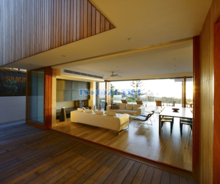 海边别墅大厅--仿木纹铝条扣墙头+木纹铝包框