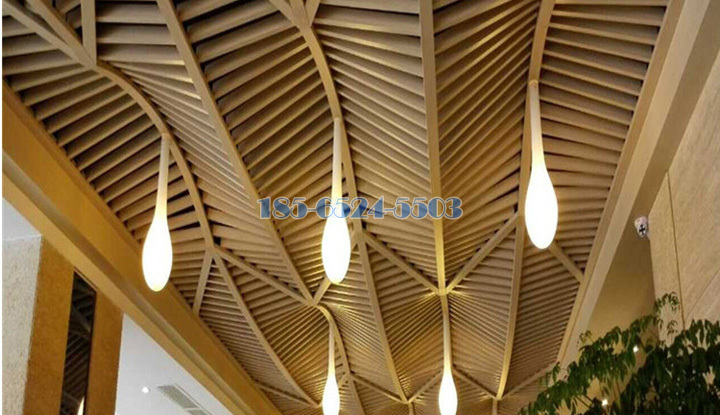 芭蕉叶造型木纹铝方管吊顶