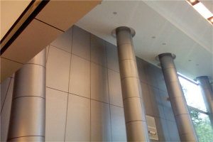 大堂安装铝单板背景墙和铝包柱