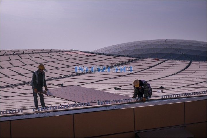 工人正在安装T2航站楼区的天面铝单板