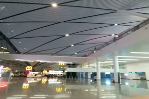 机场过道铝方通吊顶弧形安装
