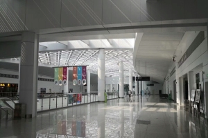 机场餐饮区域安装吊顶铝单板