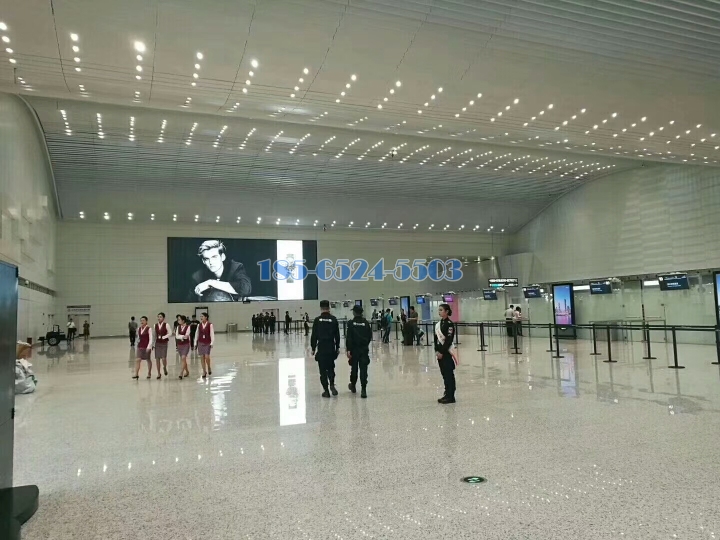 机场安检大堂顶面铝方通波浪形排布安装