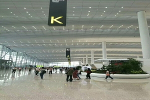 机场大堂吊顶铝方通波浪式安装