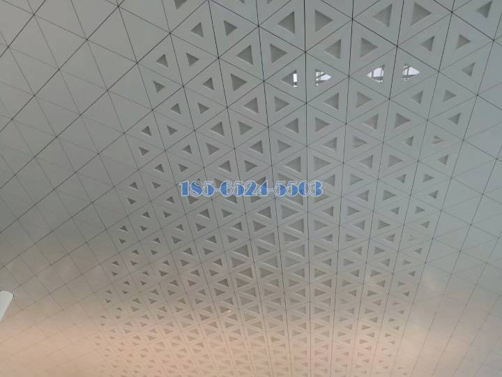 机场候机室三角形造型铝单板吊顶