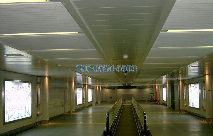 机场快捷通道铝条扣和铝单板吊顶